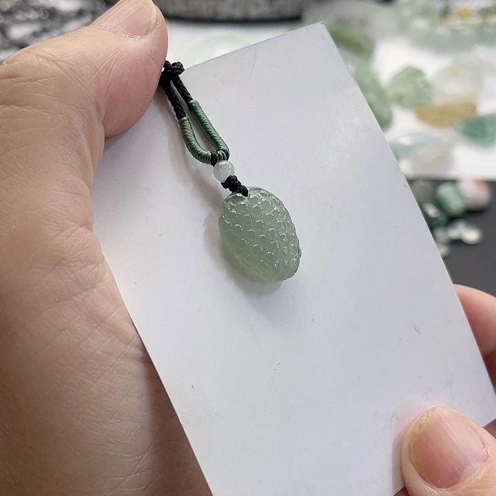 翡翠未镶嵌颈饰小葡萄