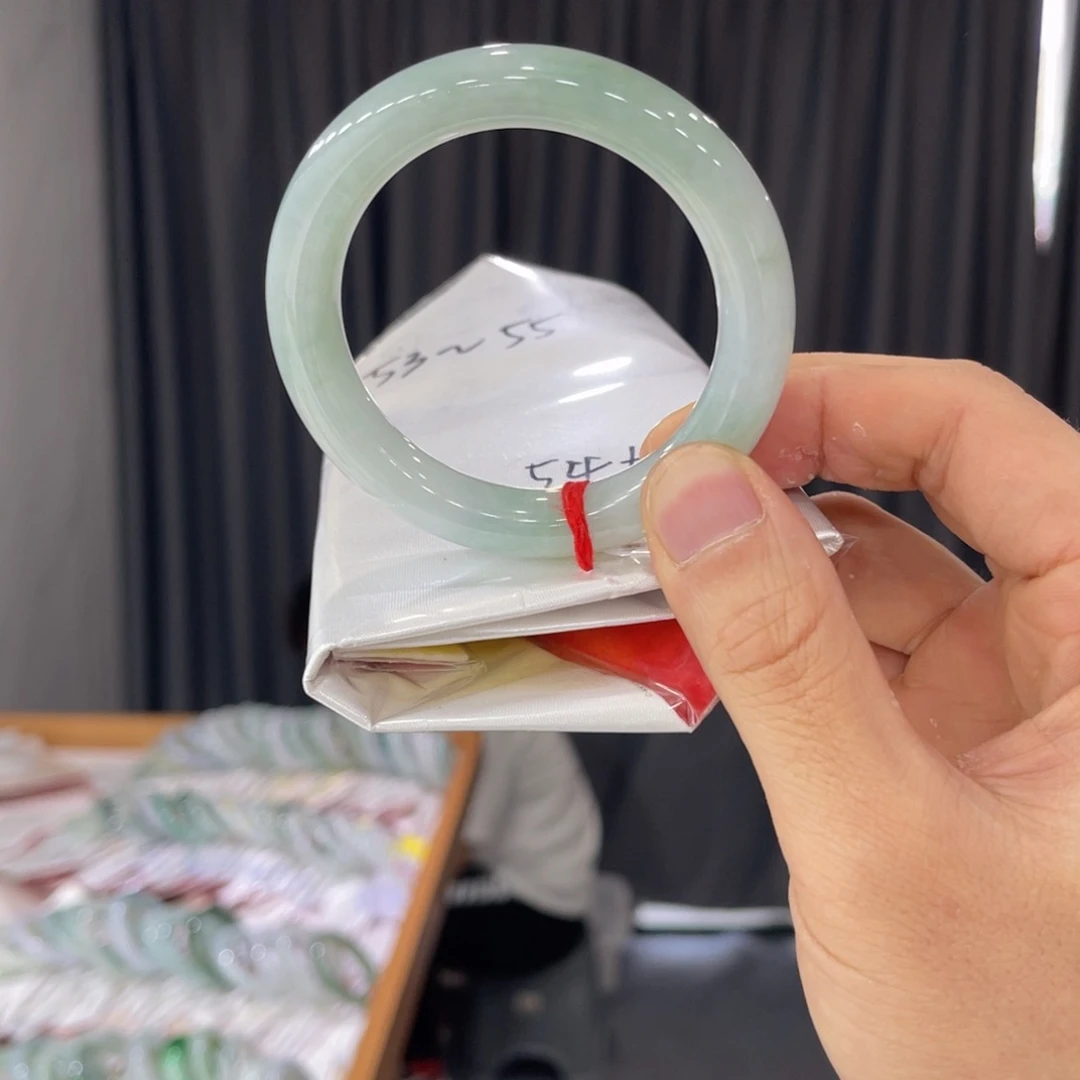 翡翠手镯未镶嵌?*呜纯天然缅甸翡翠A货
