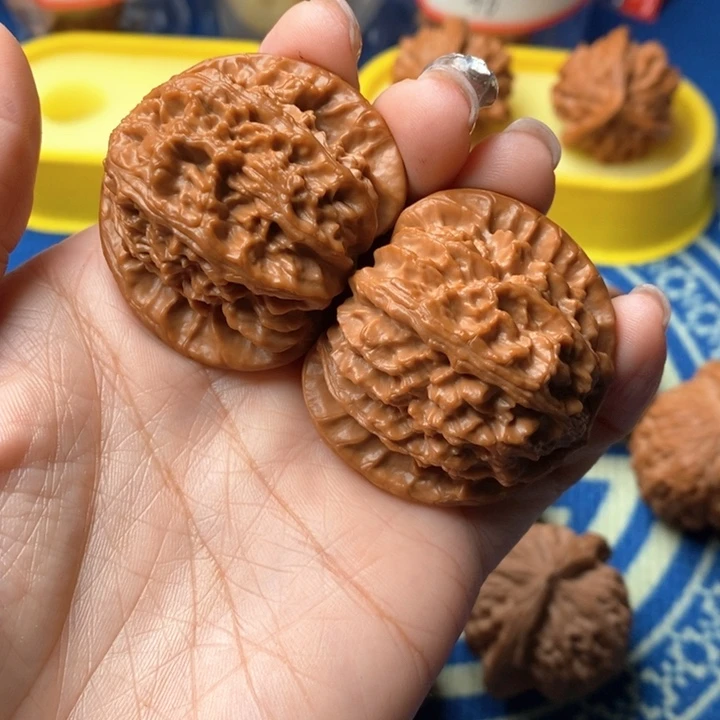 超***9桃核吊坠白狮子核桃