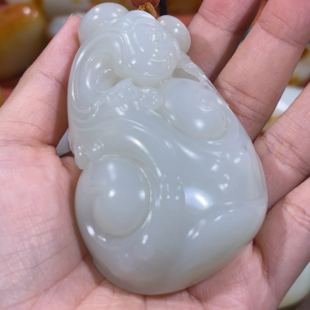 顾***澈和田玉未镶嵌颈饰