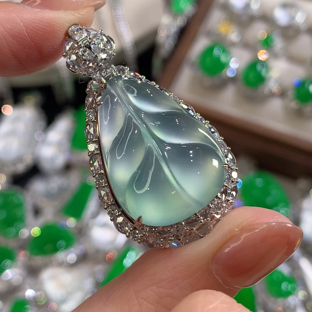 翡翠18K金镶嵌颈饰叶子