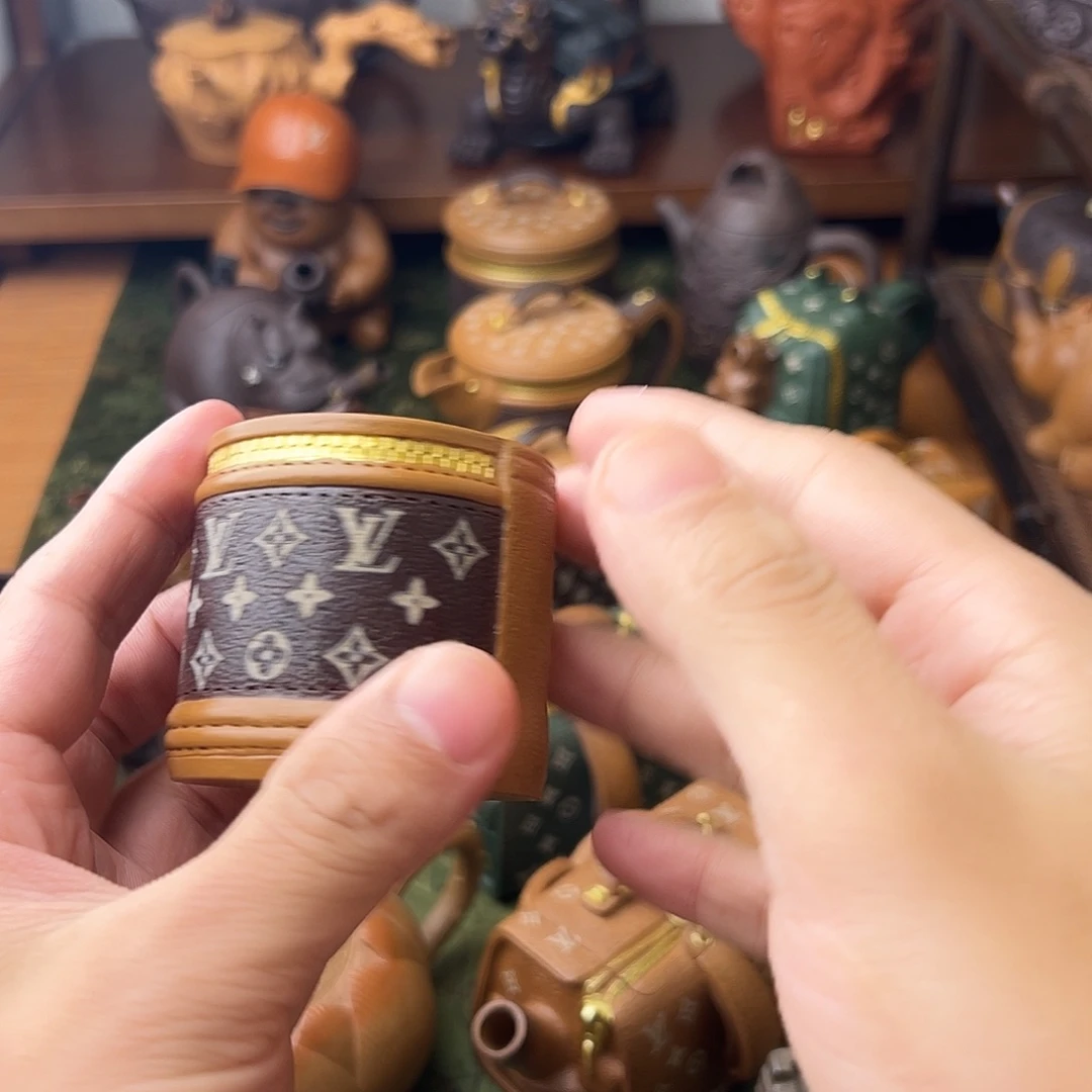 紫砂茶壶杯子的味道就好像喝