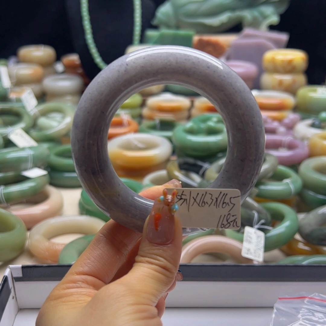 貞***之石英岩玉手镯未镶嵌