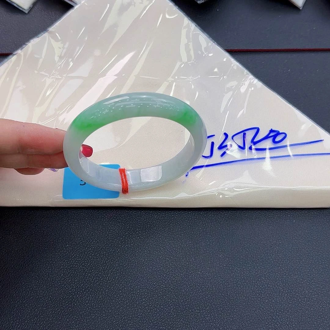 翡翠手镯未镶嵌手镯