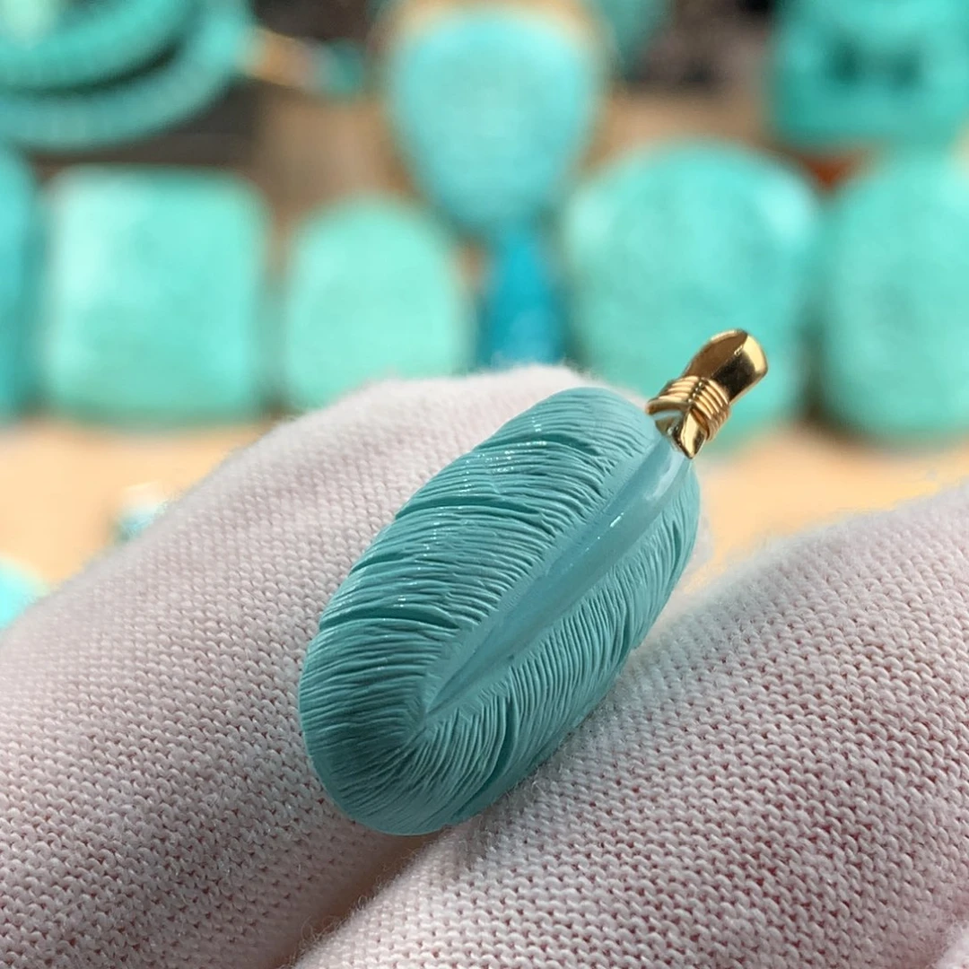 绿松石18K金镶嵌羽毛吊坠