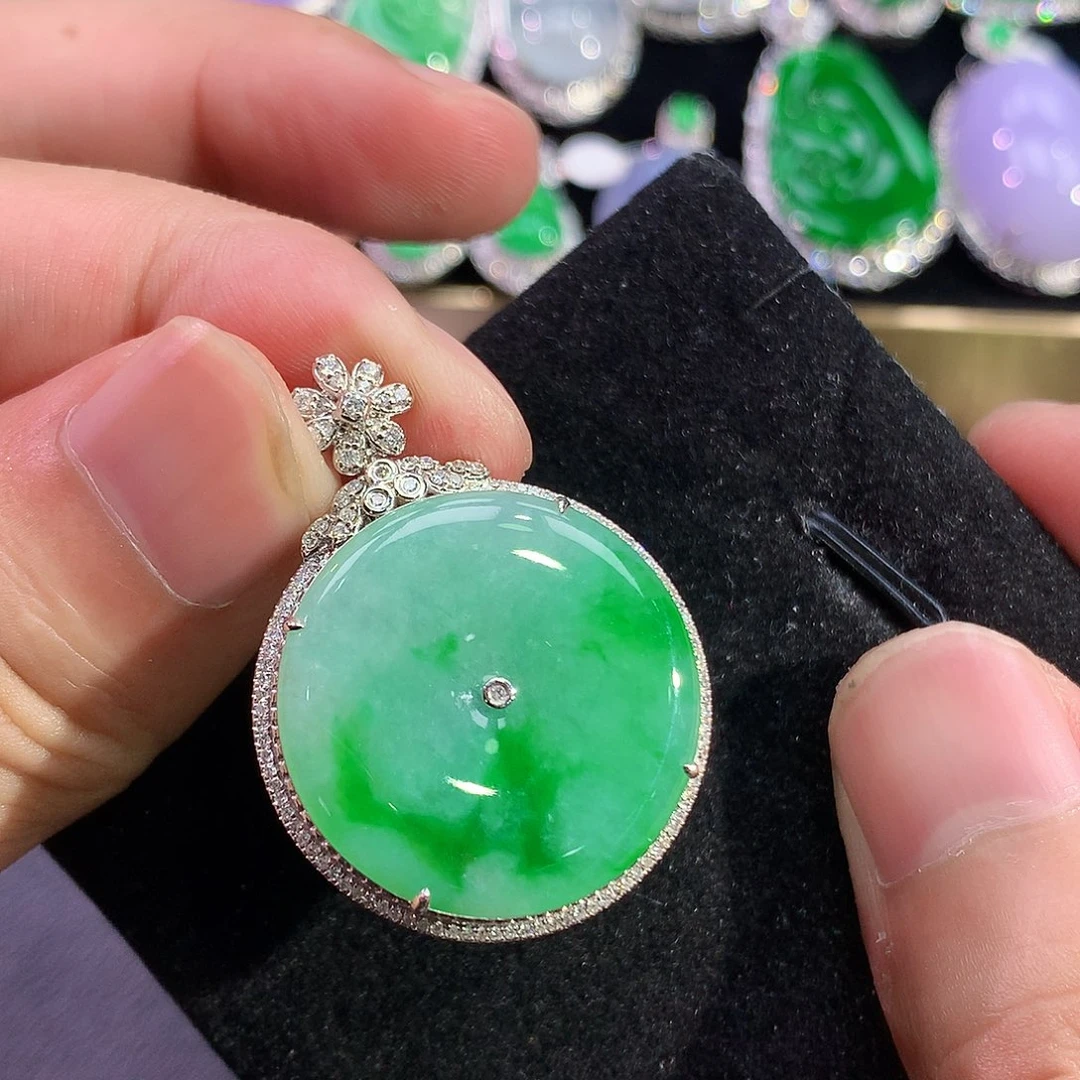 翡翠18K金镶嵌颈饰