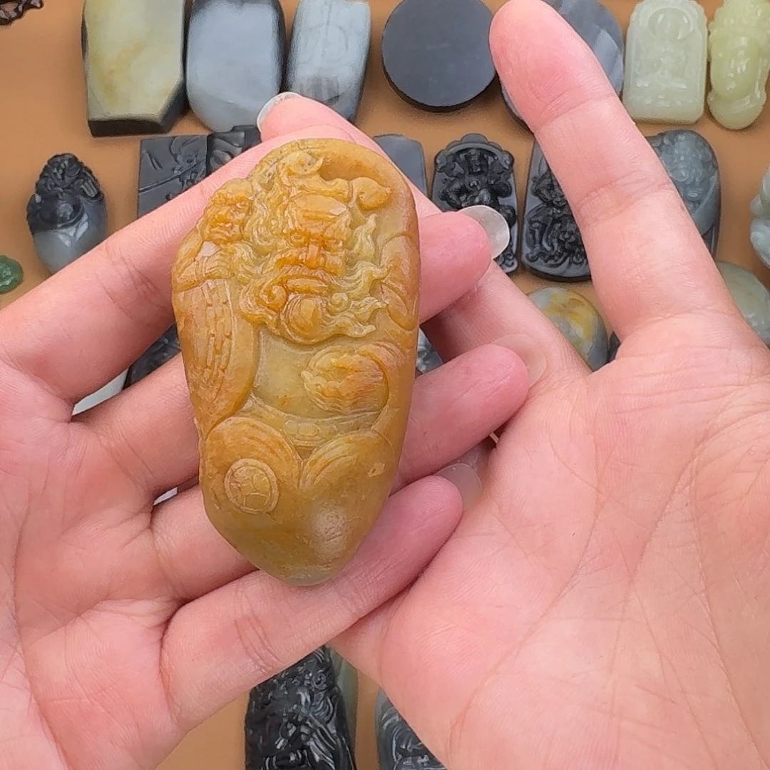 阿***伟和田玉未镶嵌颈饰