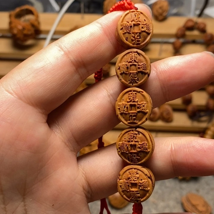 桃核雕刻五帝钱手串