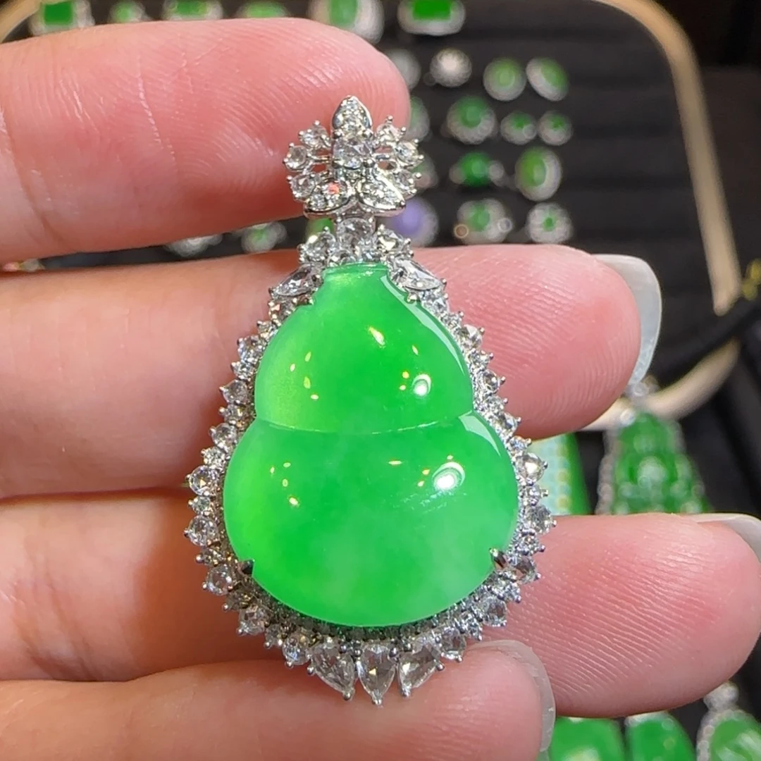 翡翠18K金镶嵌颈饰吊坠