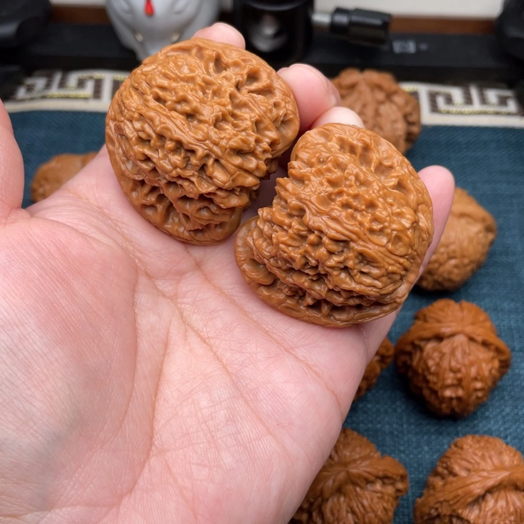 文玩核桃把件全品红皮南疆石46