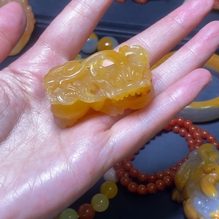 石英质玉（黄龙玉）未镶嵌颈饰