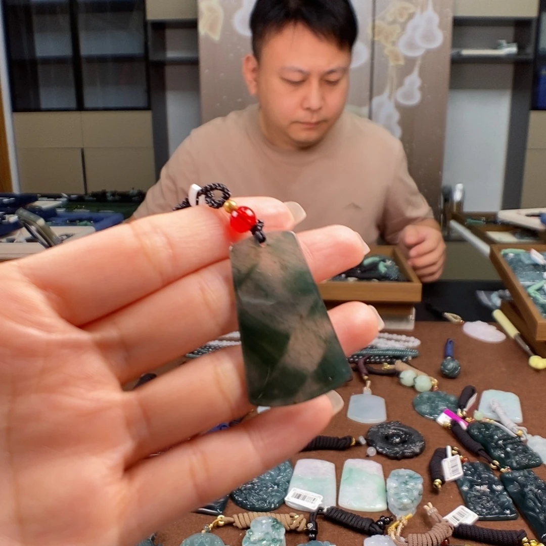 颈饰未镶嵌翡翠柑**云一