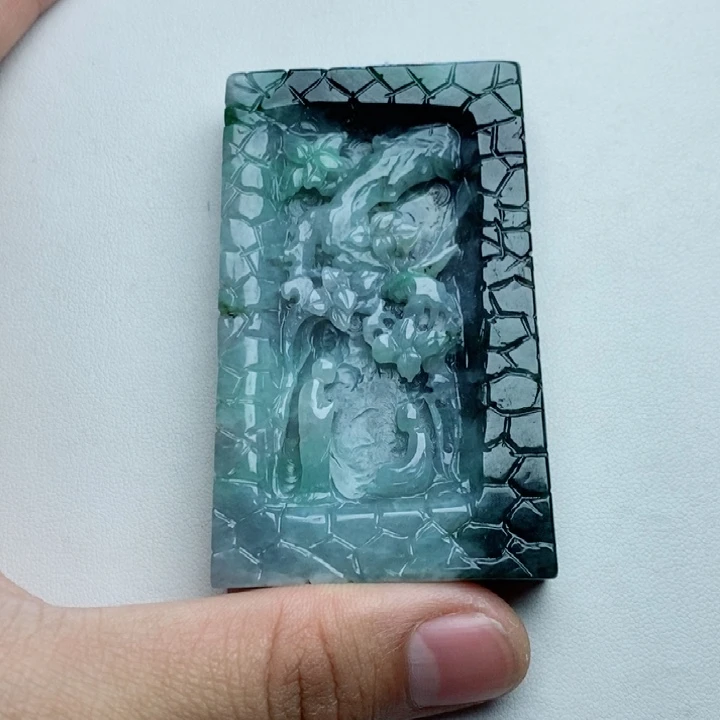 翡翠未镶嵌颈饰人物