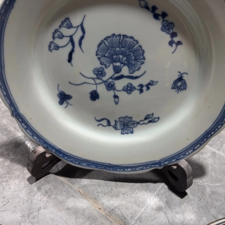 青花手绘的花平盘