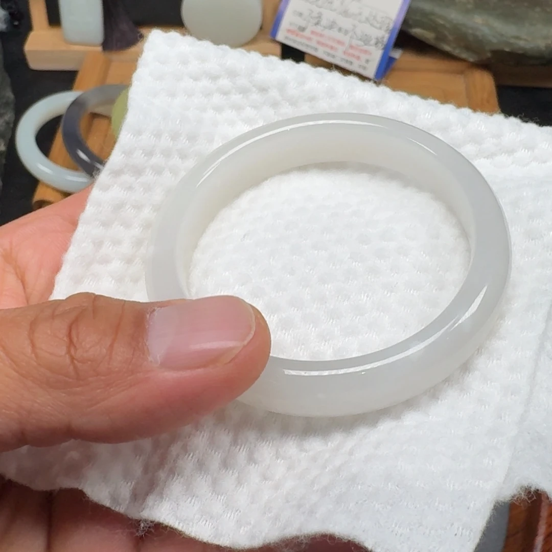 和田玉未镶嵌手镯