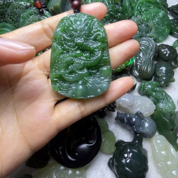 苟***神和田玉未镶嵌颈饰