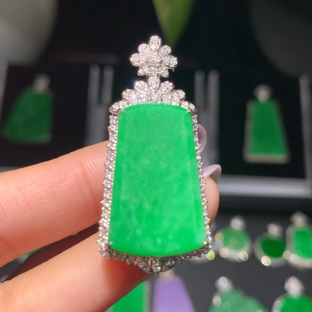 翡翠颈饰18K金镶嵌翡翠