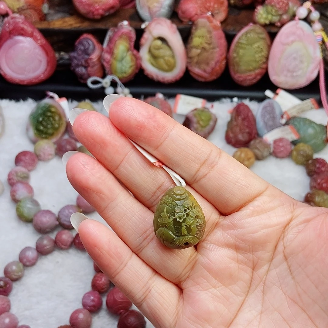 颈饰未镶嵌石英质玉（盐源）