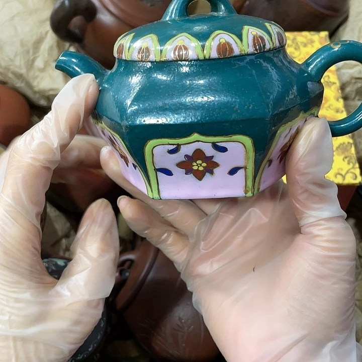 茶壶紫砂原矿泥料，手工制作的一把紫砂壶。