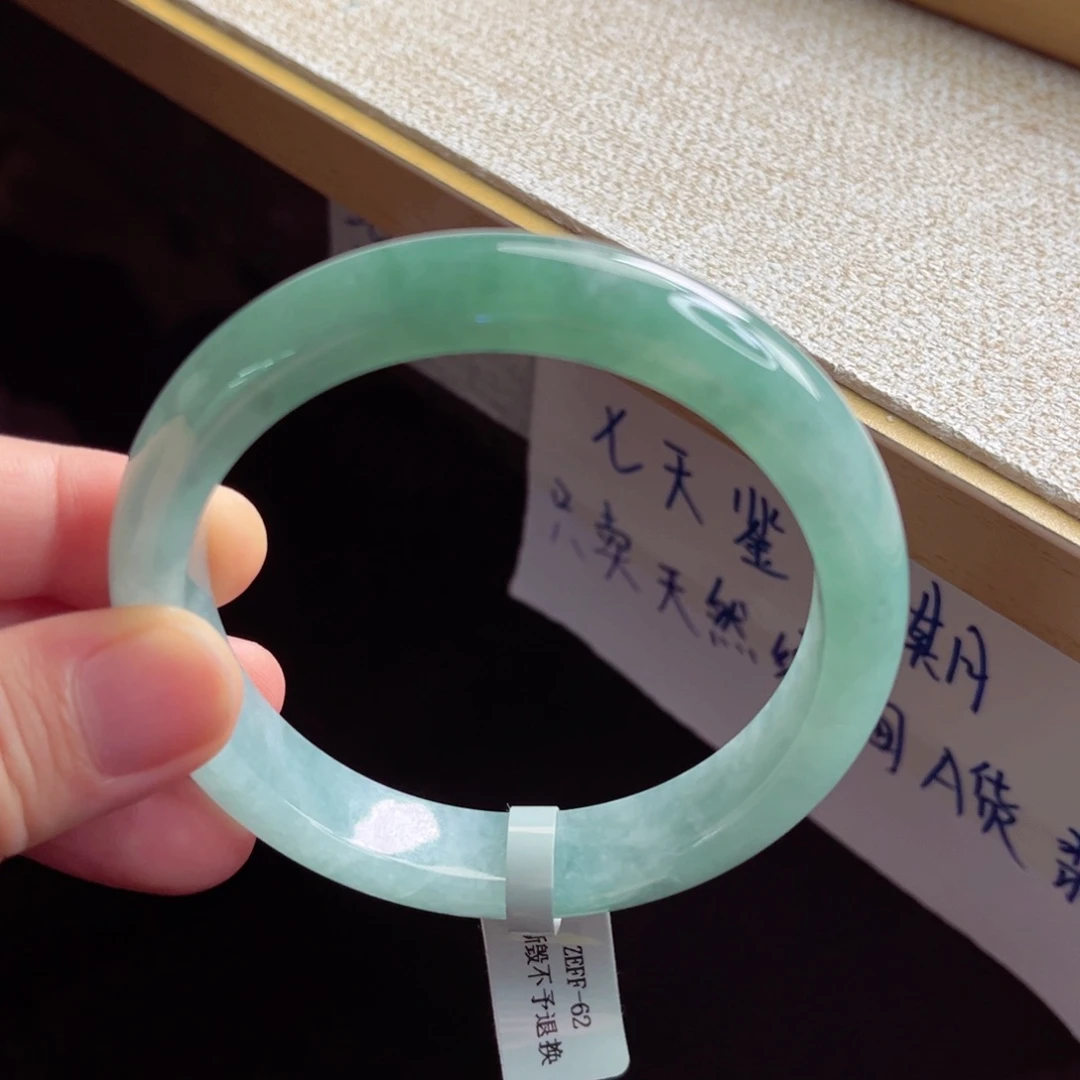 翡翠手镯未镶嵌手镯