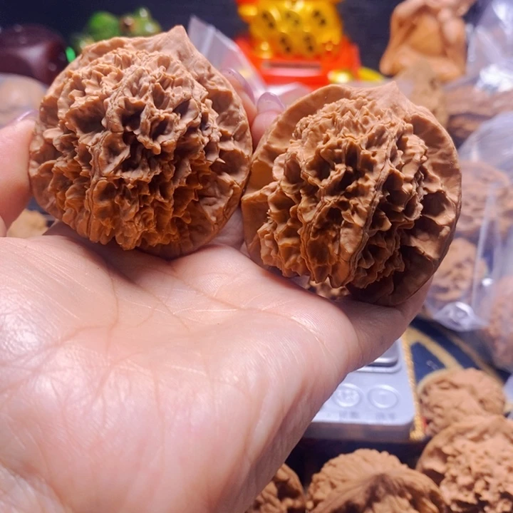 隔***王文玩核桃把件大花打底