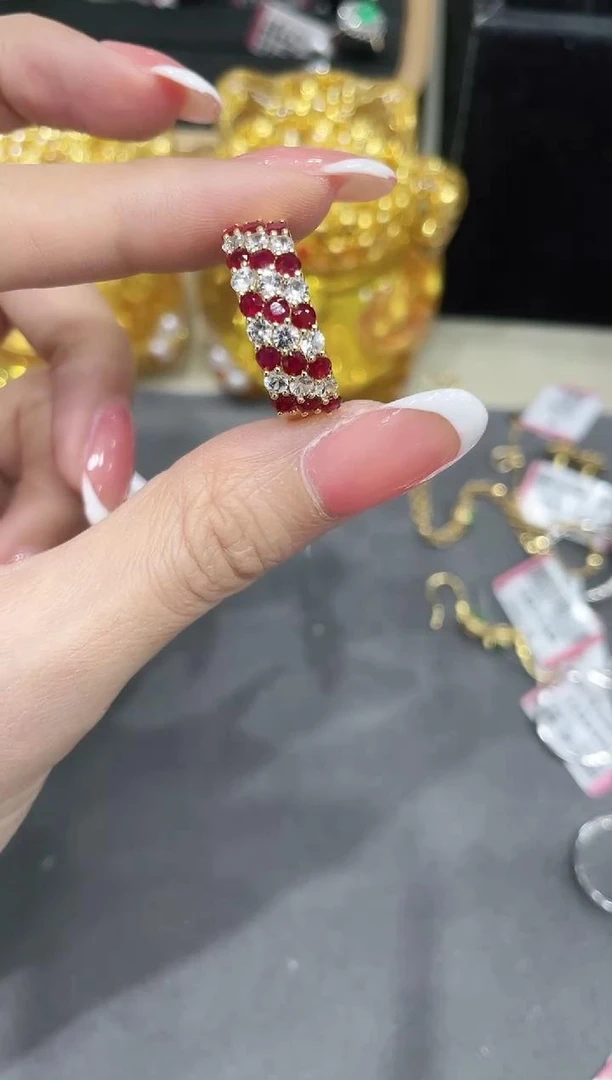 18K金镶嵌红宝石戒指排戒