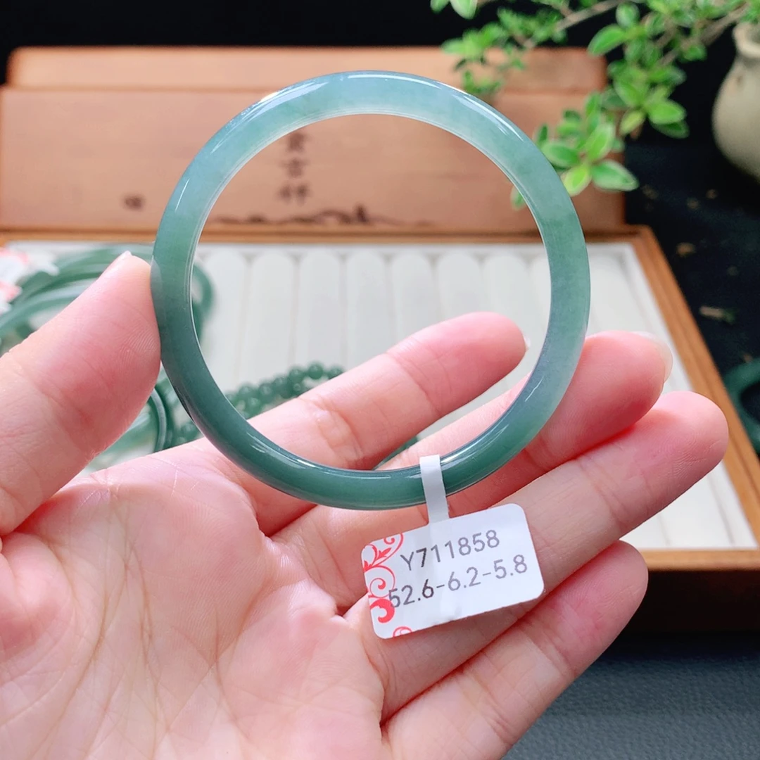 翡翠未镶嵌手镯（圆镯）