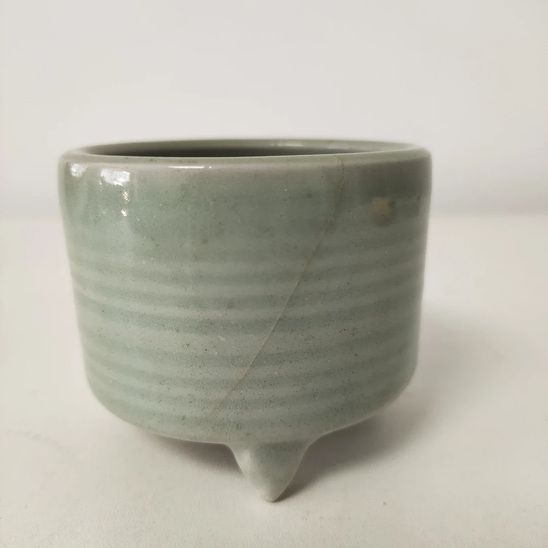 龙泉窑青瓷三足香炉