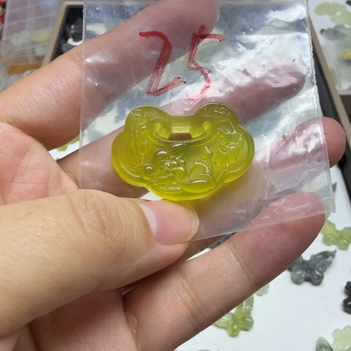 透闪石-蛇纹石玉吊坠未镶嵌