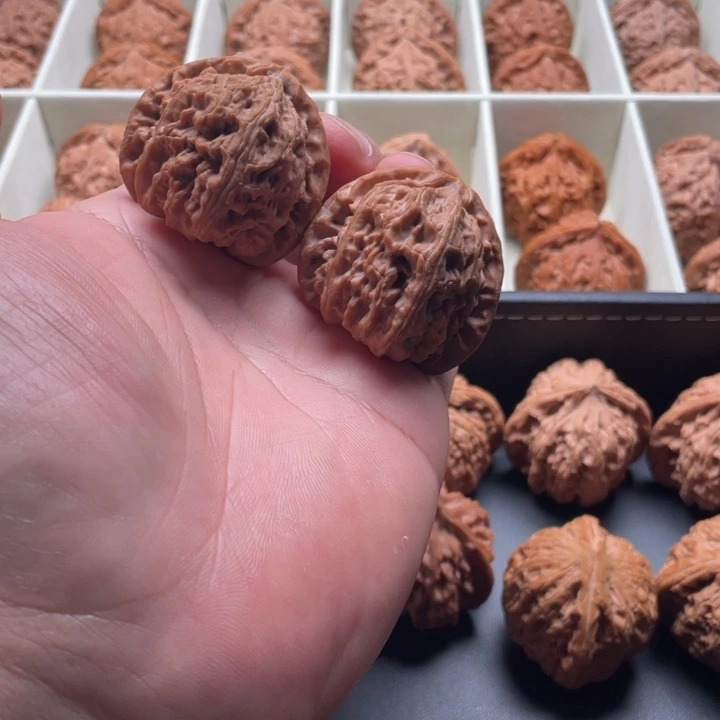 文玩核桃吊坠三角白