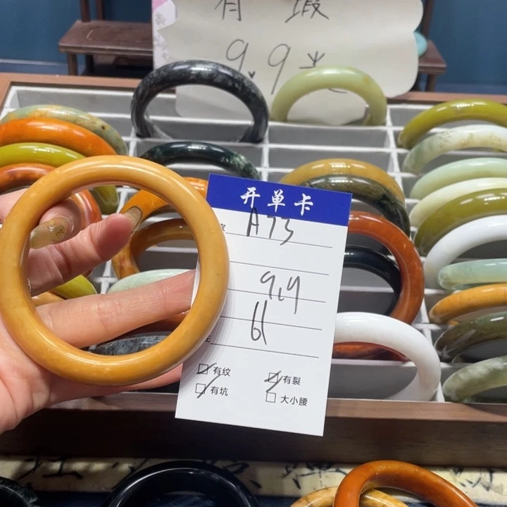 蛇纹石玉手镯未镶嵌奥*妹