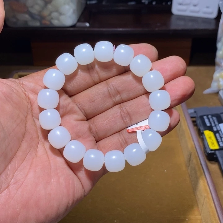 麦***啡和田玉（白玉）未镶嵌颈饰