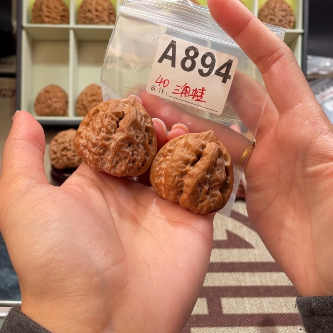 40全品四开背三角蛙文玩核桃