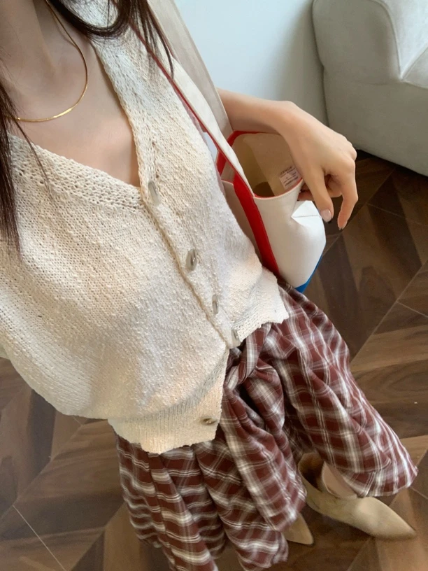 苏黎假日～韩系简约V领系扣无袖毛衣洋气时尚春秋显瘦夏季