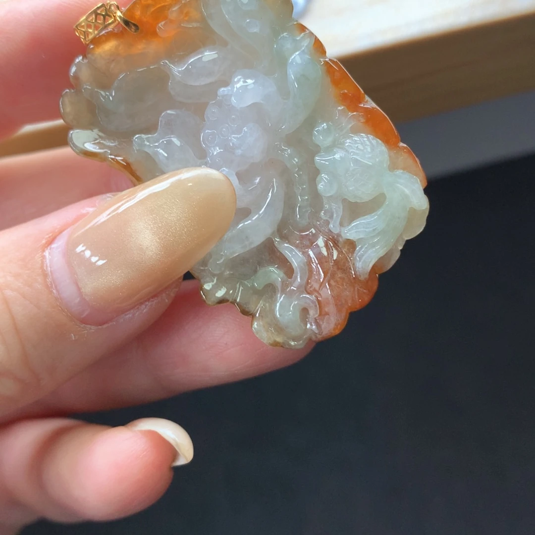 翡翠18K金镶嵌颈饰吊坠