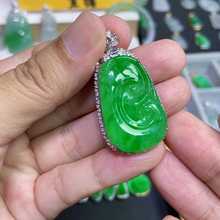 珊***珊颈饰18K金镶嵌翡翠如意
