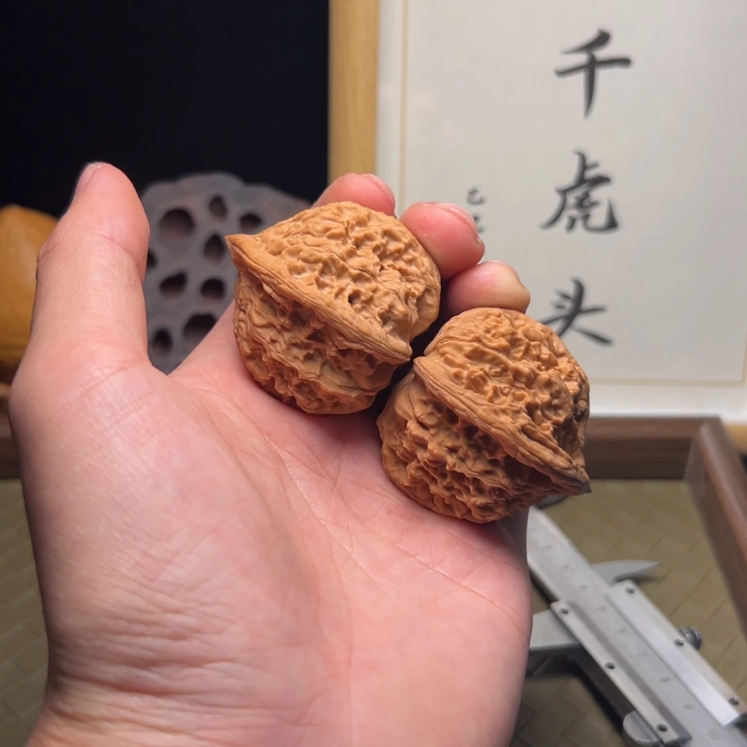 大***涂文玩核桃吊坠红狮子