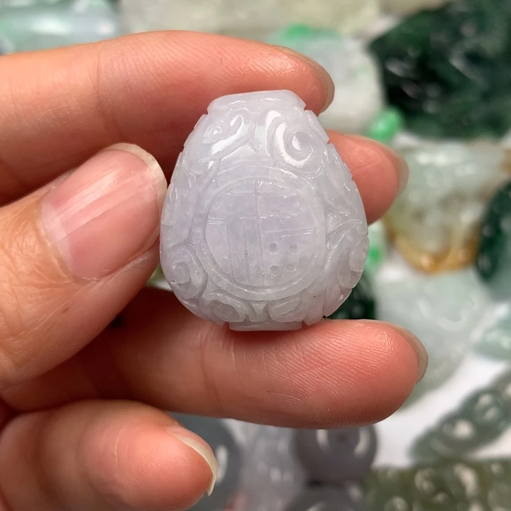 翡翠未镶嵌颈饰牛*翡翠