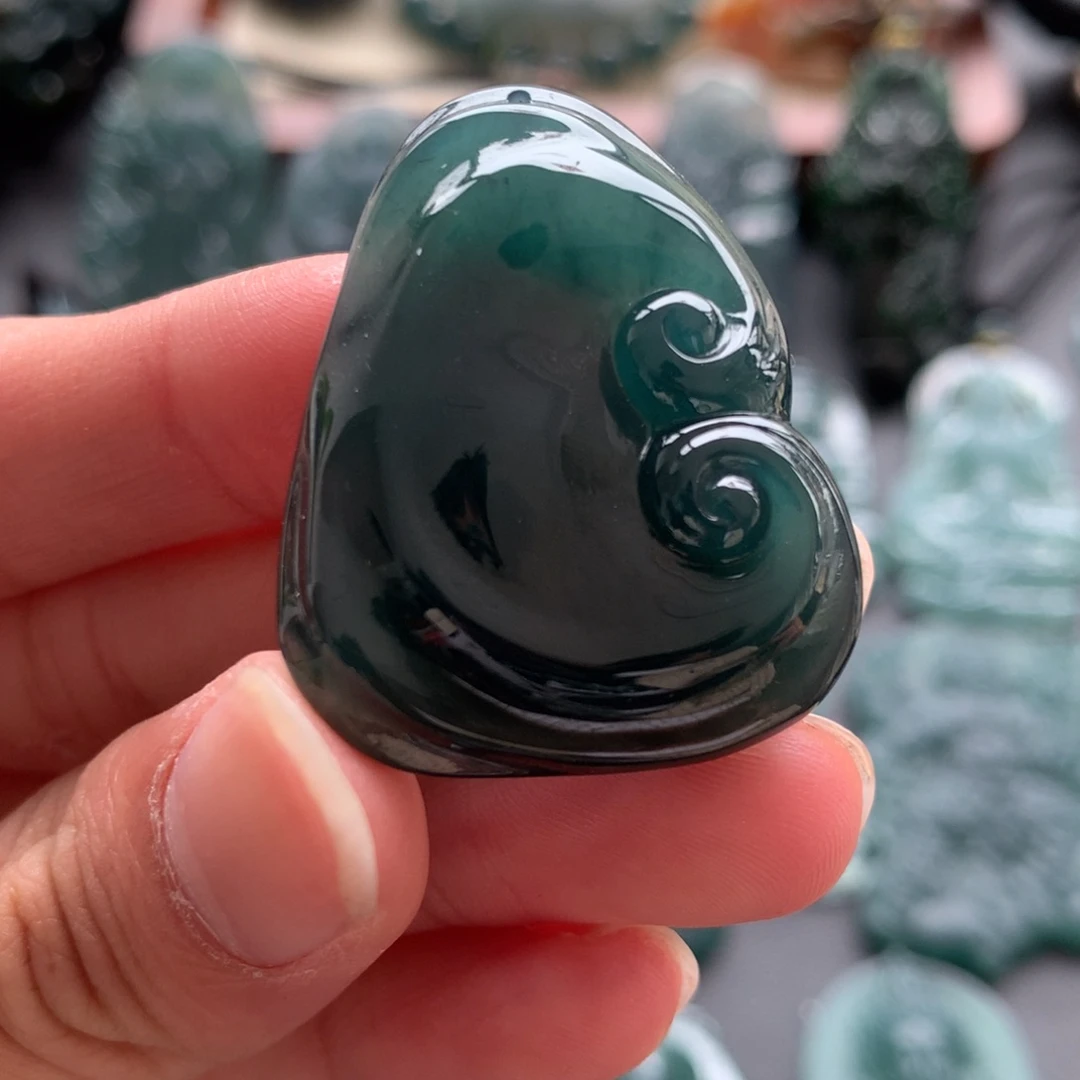 翡翠未镶嵌颈饰如意