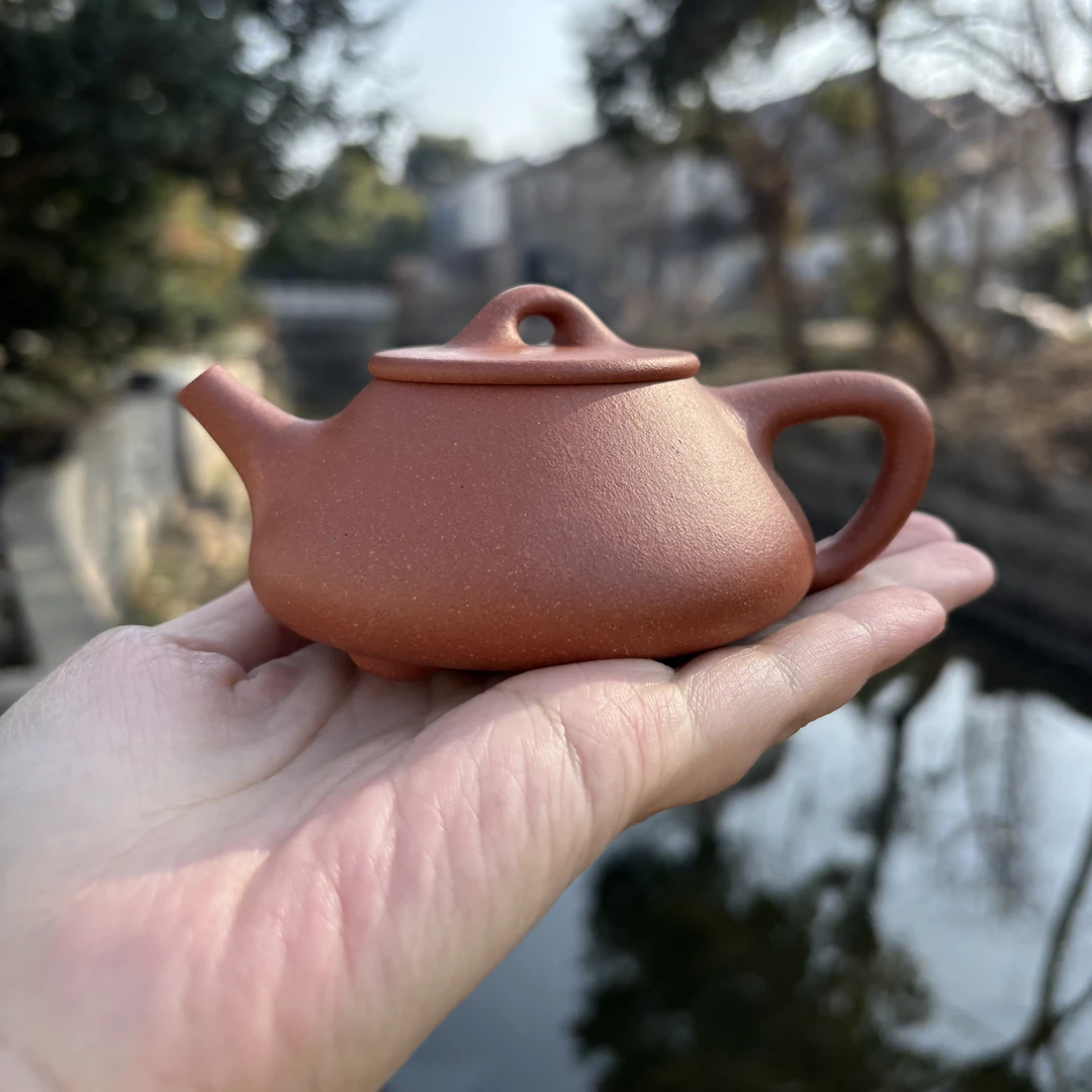 本山红降坡泥精工半手，平盖石瓢壶150CC