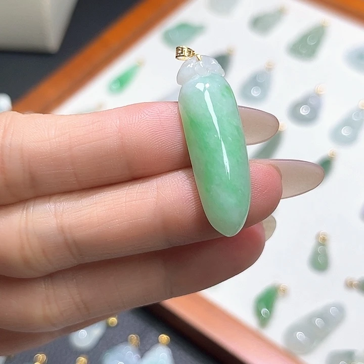 翡翠18K金镶嵌颈饰