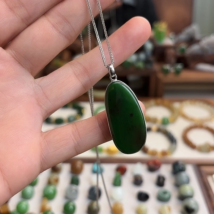 和田玉（碧玉）银S925镶嵌颈饰红皮老料碧玉无事牌