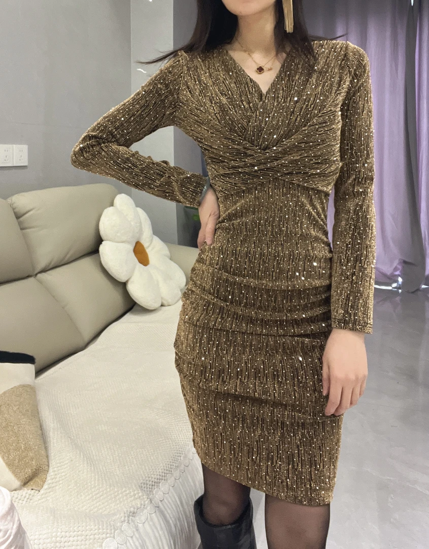 春款满星钻V领连衣裙褶皱设计遮肚子显瘦包臀裙女气质