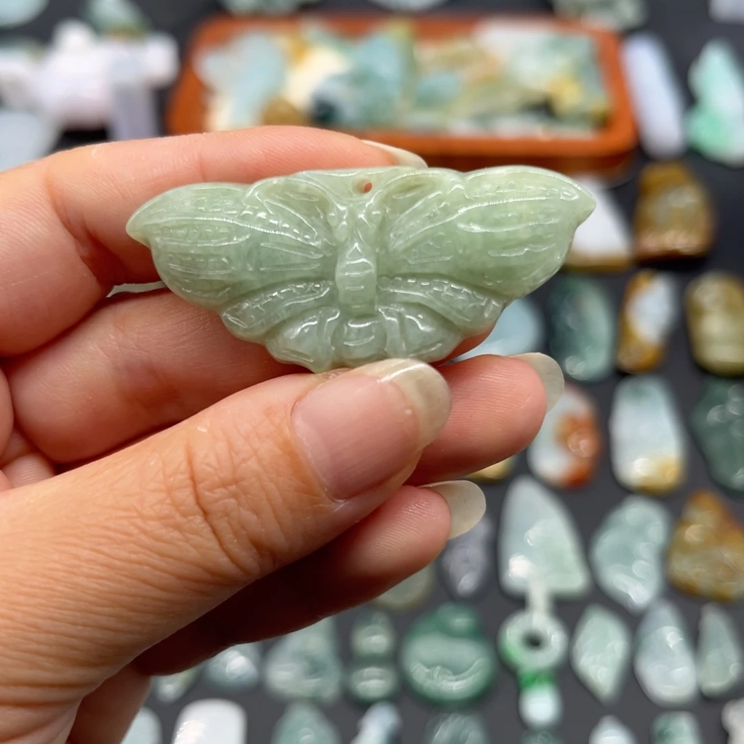 翡翠未镶嵌颈饰蝴蝶