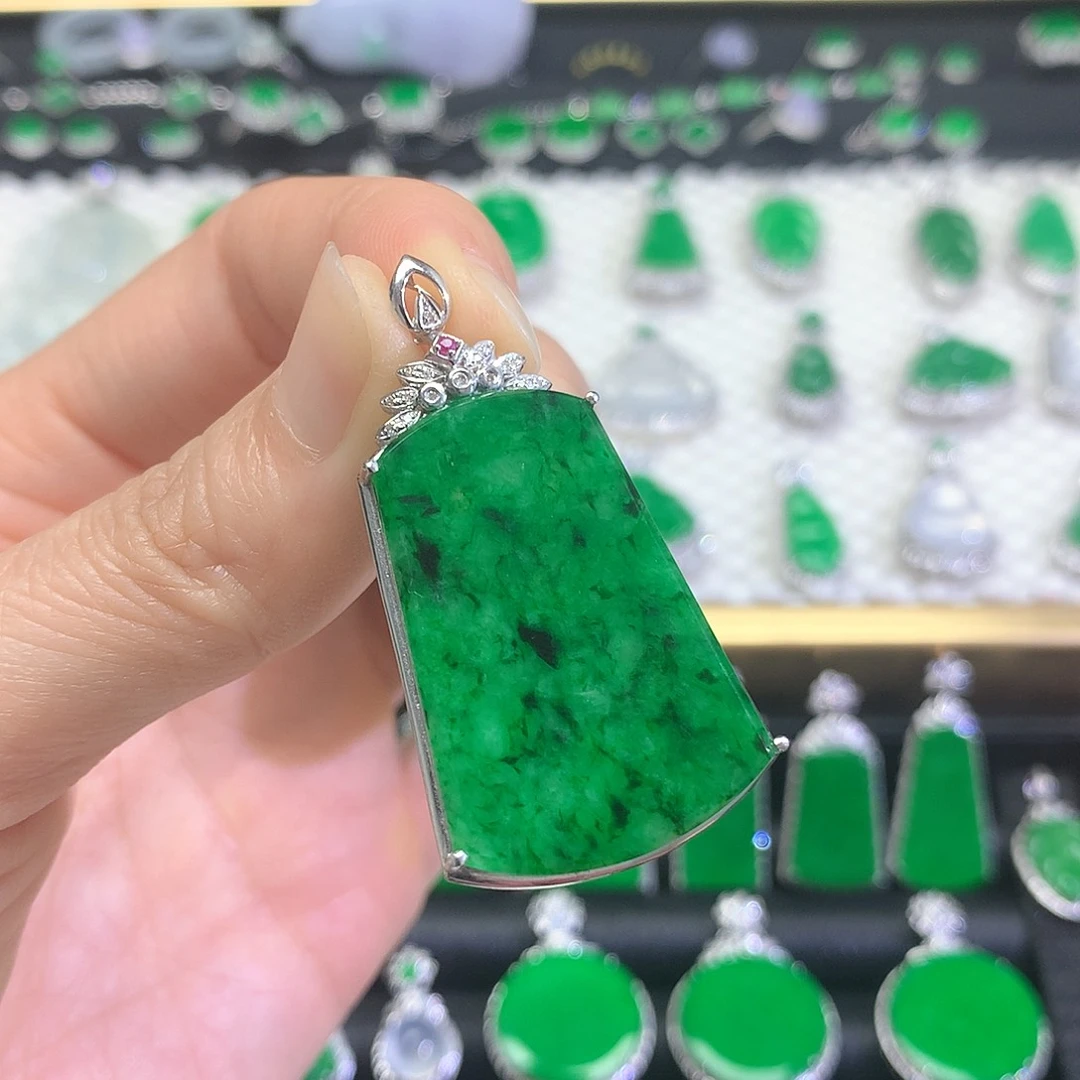 颈饰18K金镶嵌翡翠吊坠