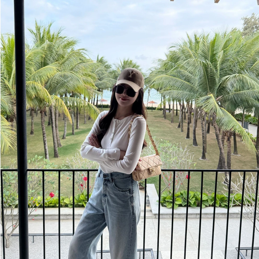 希娜 四粒扣金属扣罗纹设计针织上衣