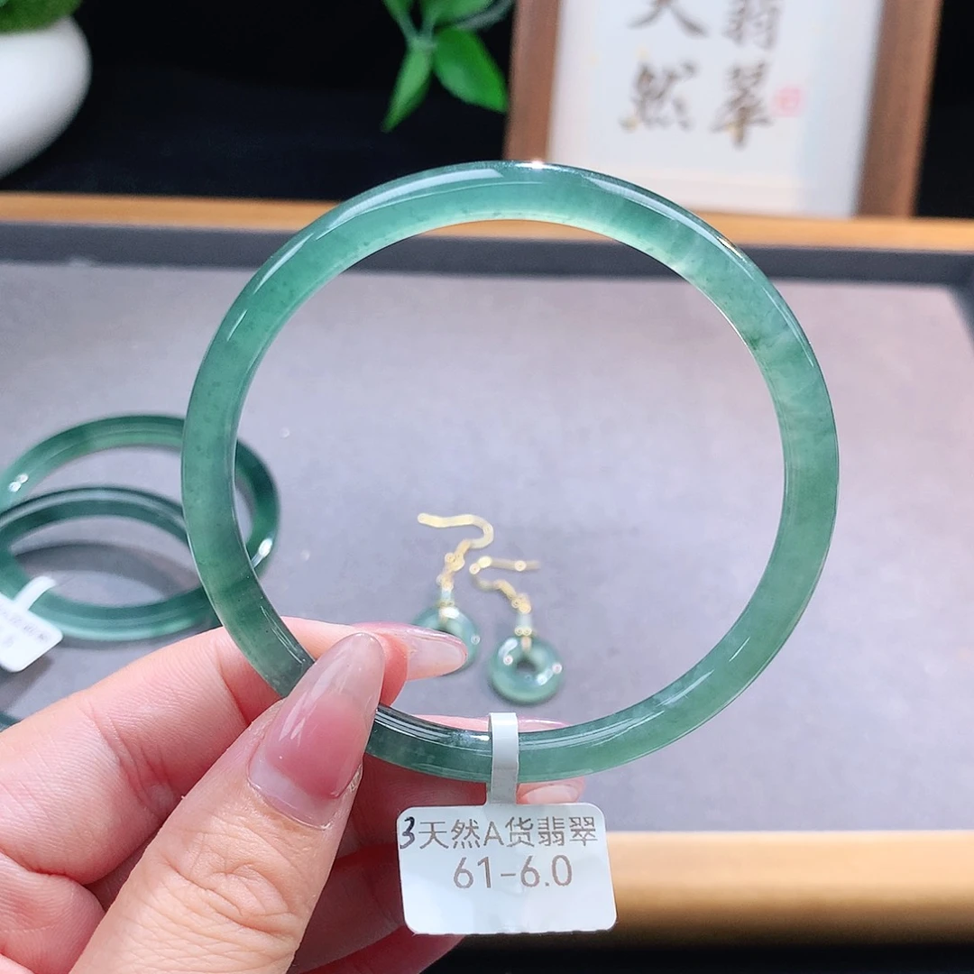 未镶嵌手镯（圆镯）翡翠