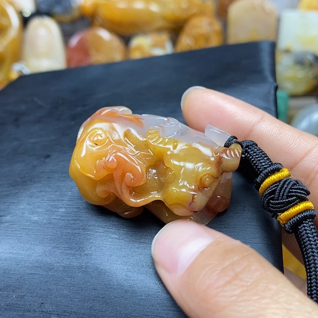 石英质玉（黄龙玉）颈饰未镶嵌