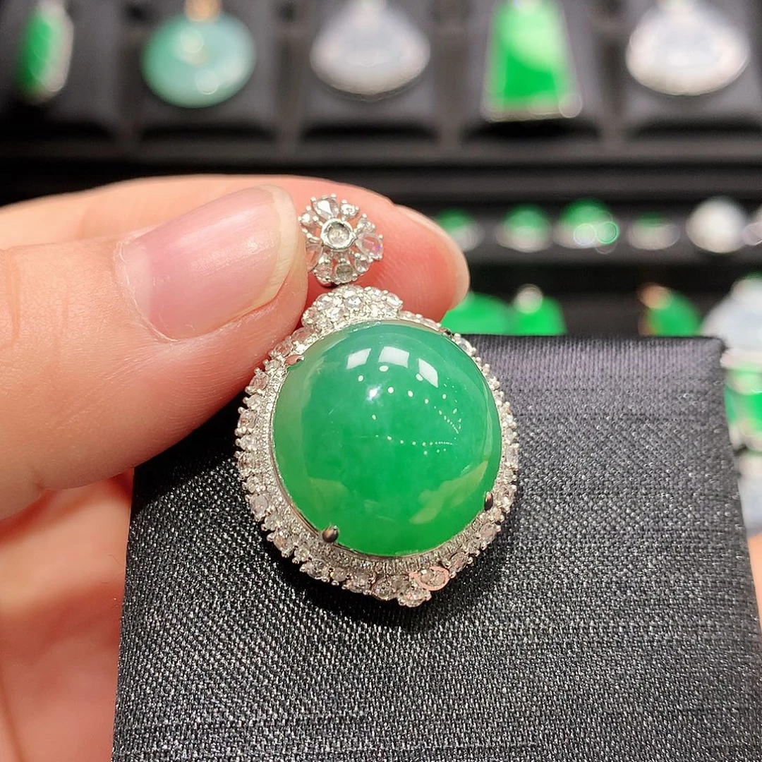 颈饰18K金镶嵌翡翠蛋面