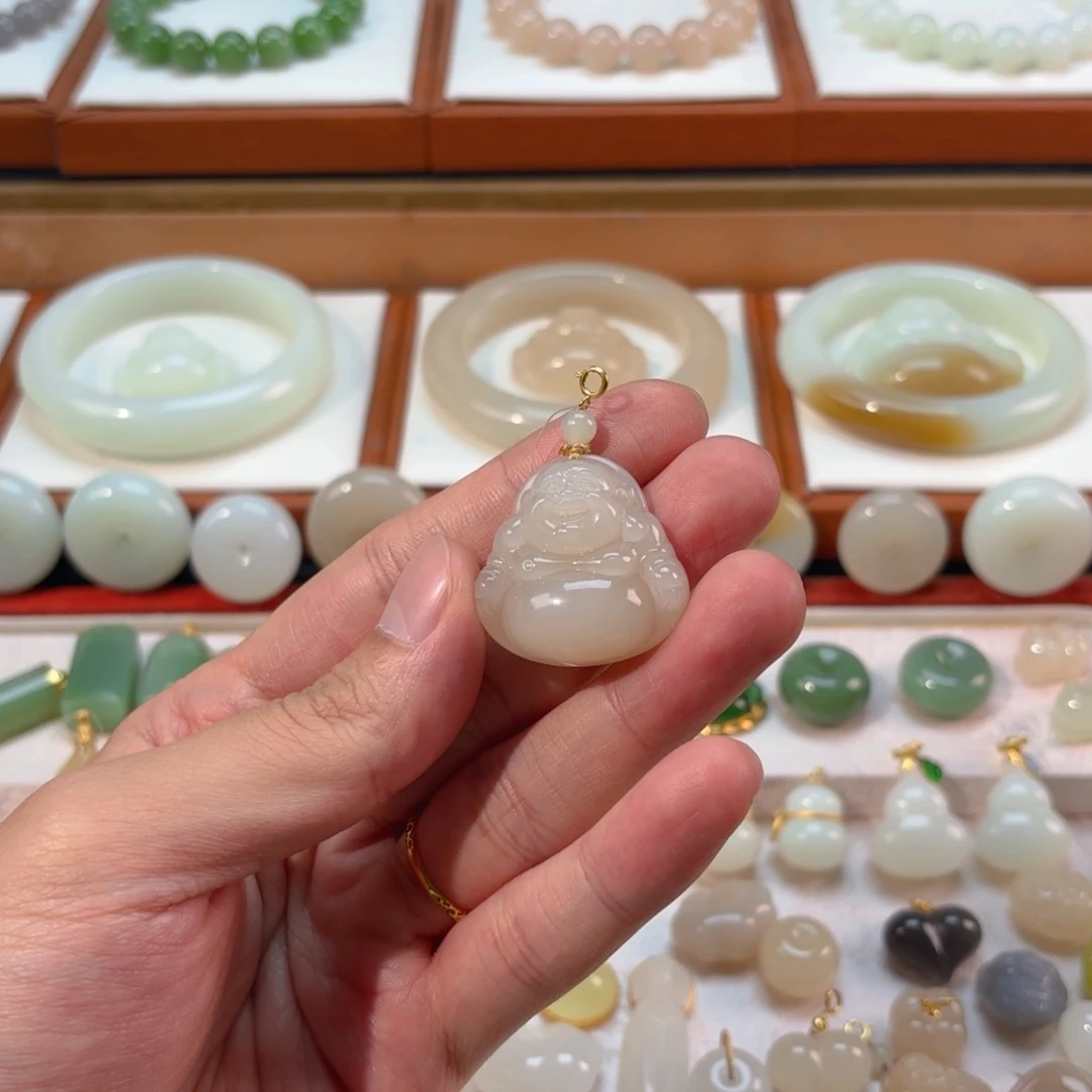 举****和田玉未镶嵌颈饰